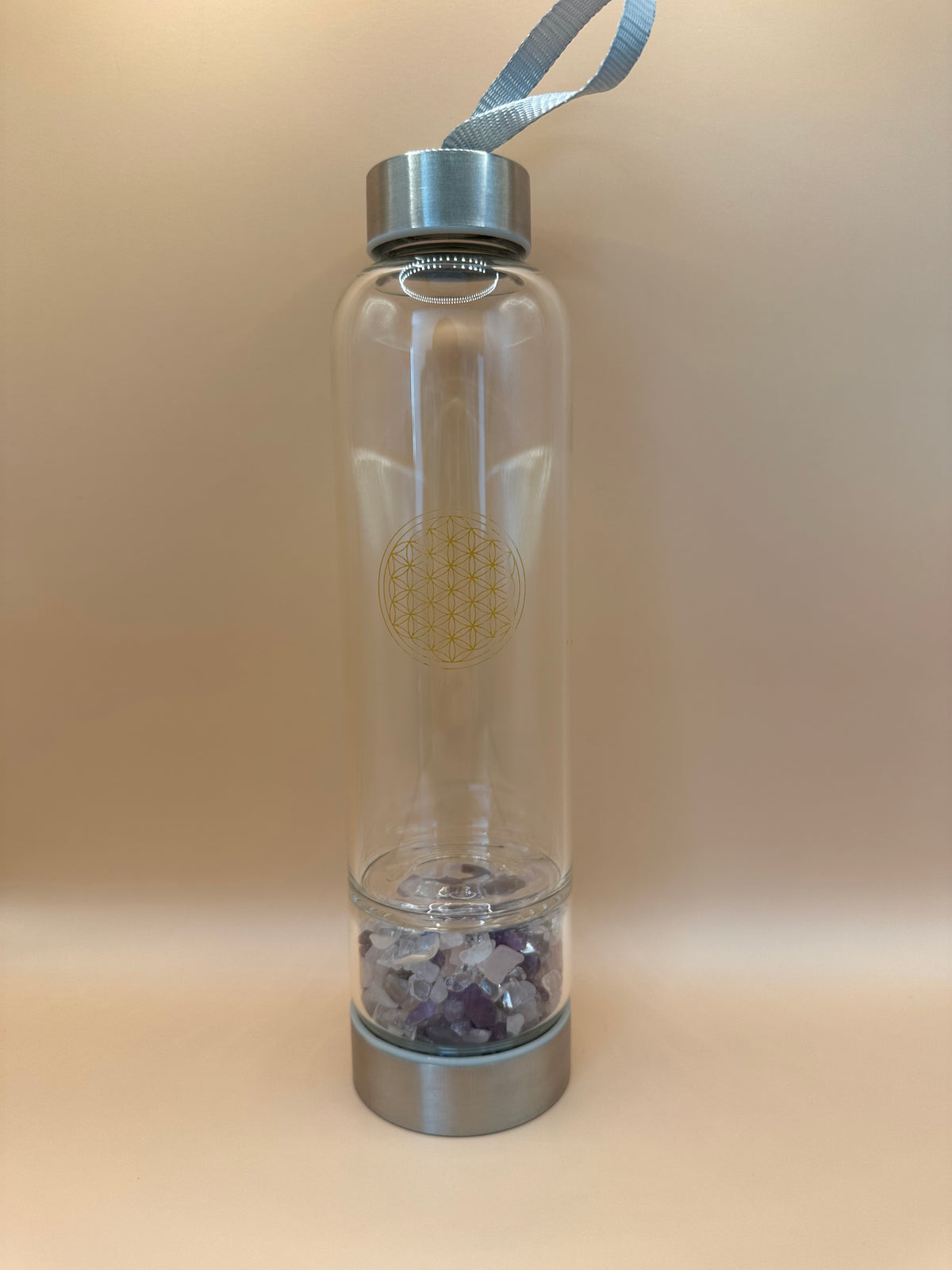 Trinkflasche aus Glas mit Blume des Lebens Aufdruck und Heilsteinen