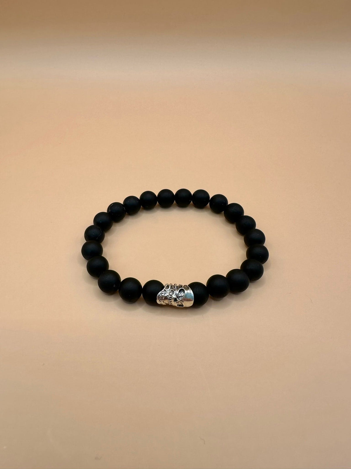 ARMBAND TURMALIN MATT MIT 925 SILBER TOTENKOPF (8mm)