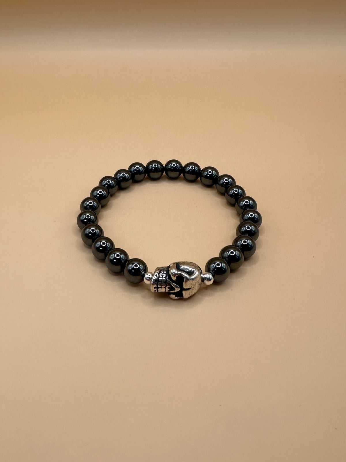 ARMBAND HÄMATIT MIT 925 SILBER TOTENKOPF (8mm)