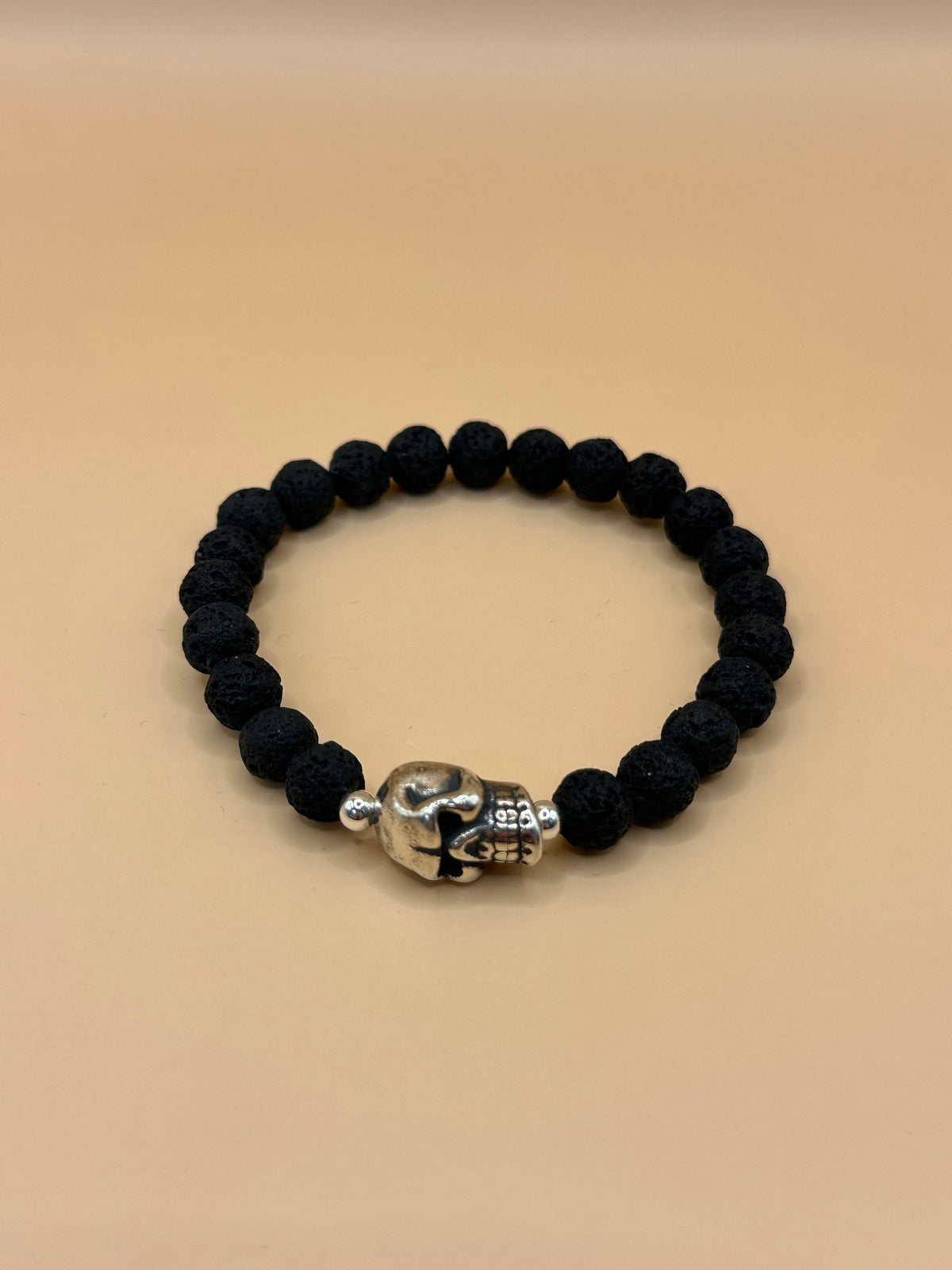ARMBAND LAVASTEIN MIT 925 SILBER TOTENKOPF (8mm)