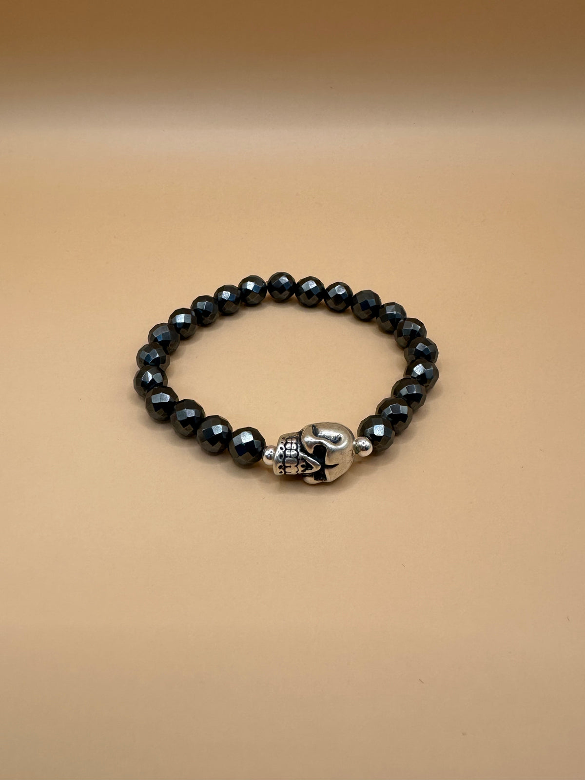 ARMBAND HÄMATIT FACETTIERT MIT 925 SILBER TOTENKOPF (8mm)